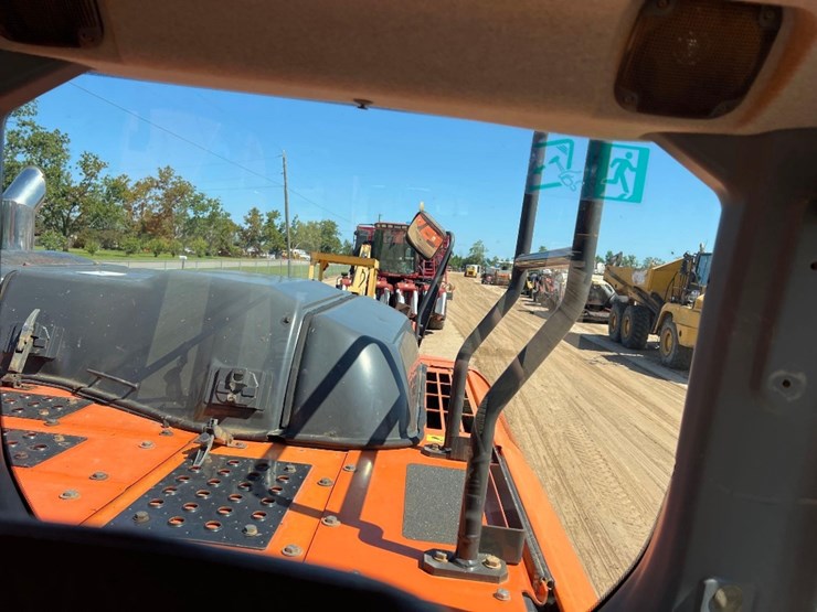 hitachi-zaxis-250lc-6n-excavator-image-40