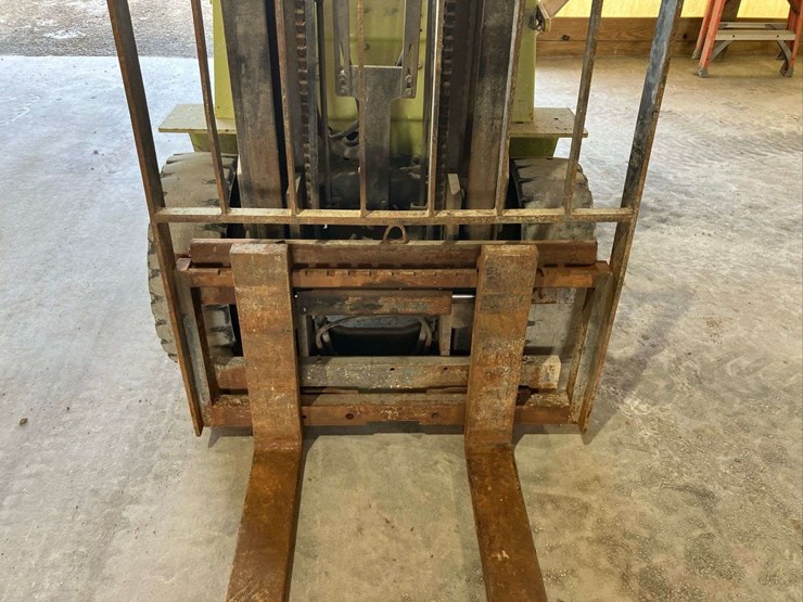 clark-gxp30-6000lbs-capacity-forklift-image-5