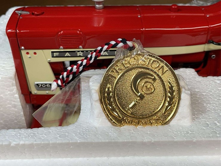 1/16-farmall-706-precision-nib-ertl-image-9