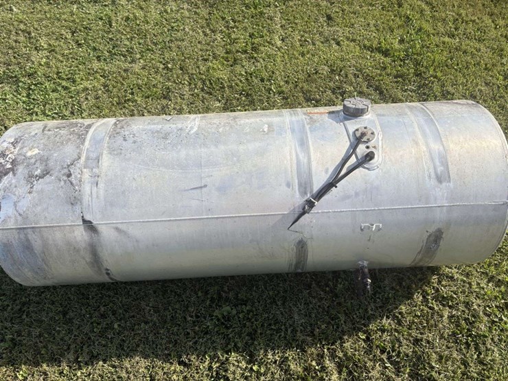 (2)-aluminum-fuel-tanks,-26”-dia,-70”-long,-off-of-volvo-truck,-buying-all-for-one-money-image-5