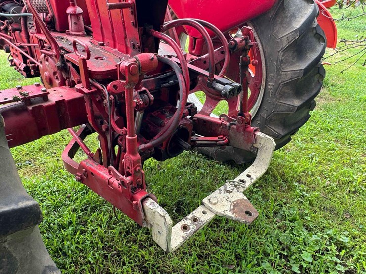 ih-460-tractor-image-16