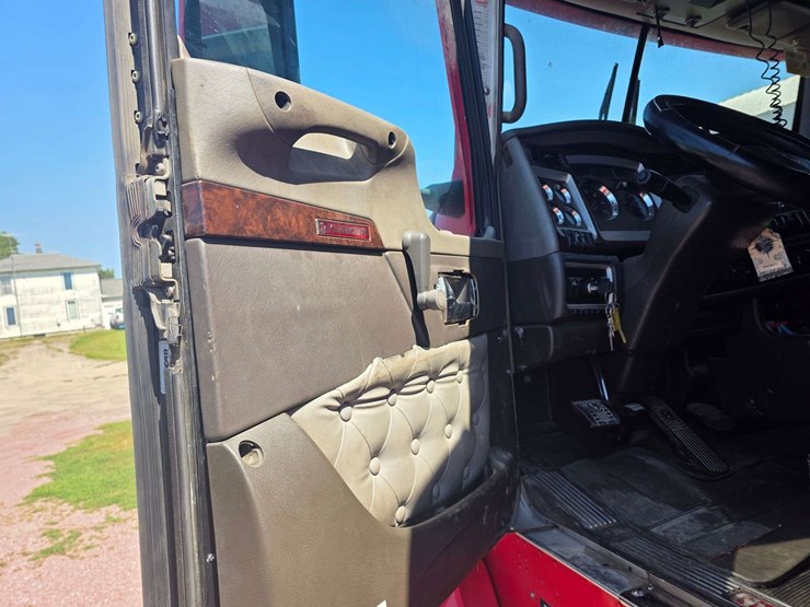 2013-kenworth-t660-image-26
