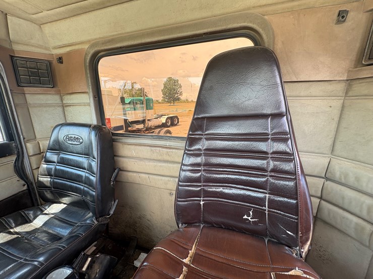 peterbilt-378-image-14
