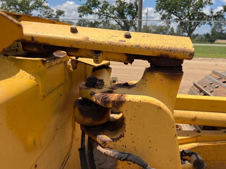 2016-komatsu-d61pxi-23-image-11