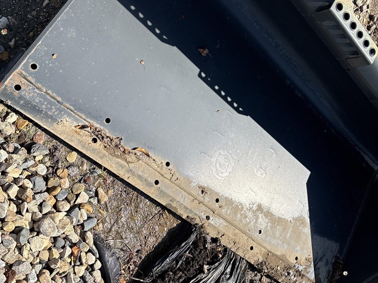 bobcat-68”-heavy-duty-skid-steer-bucket-image-10