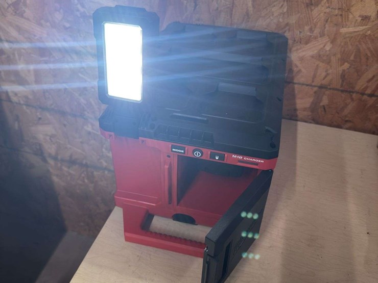 milwaukee-light-&-storage-box-light-image-4