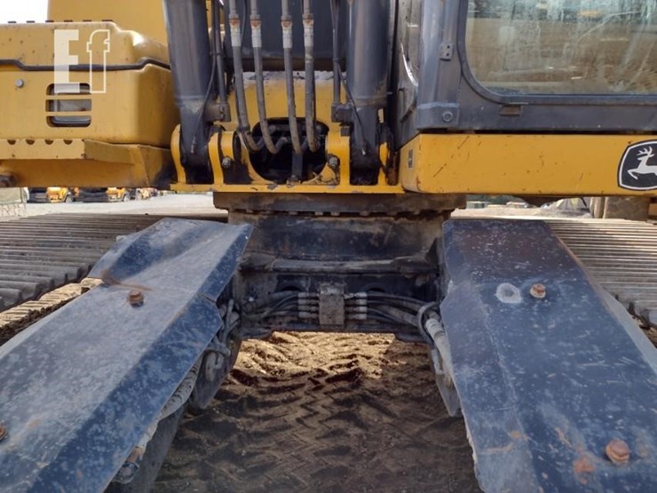 2010-deere-120d-image-22