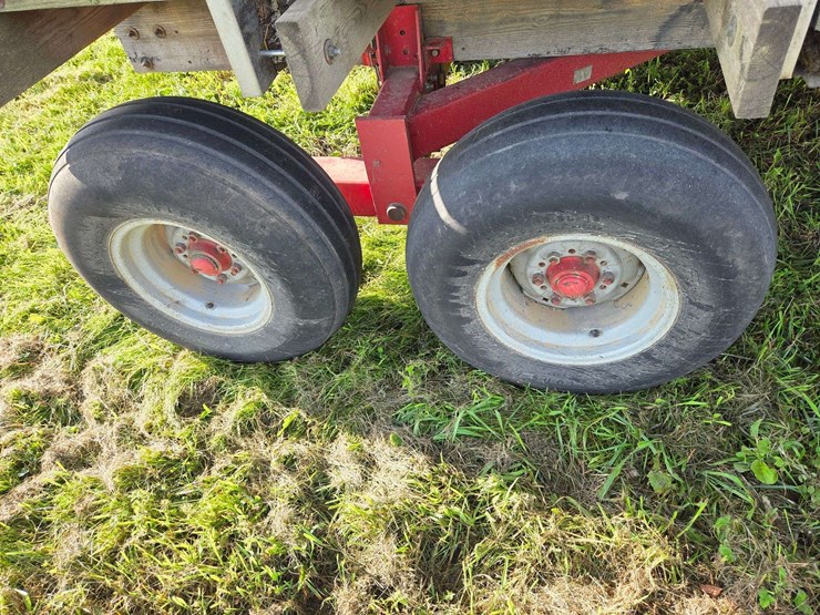 gehl-silage-wagon-on-tandem-running-gear,-12.5-x-15”-and-11l-x-15”-tires,-16’-long,-540-pto-image-10