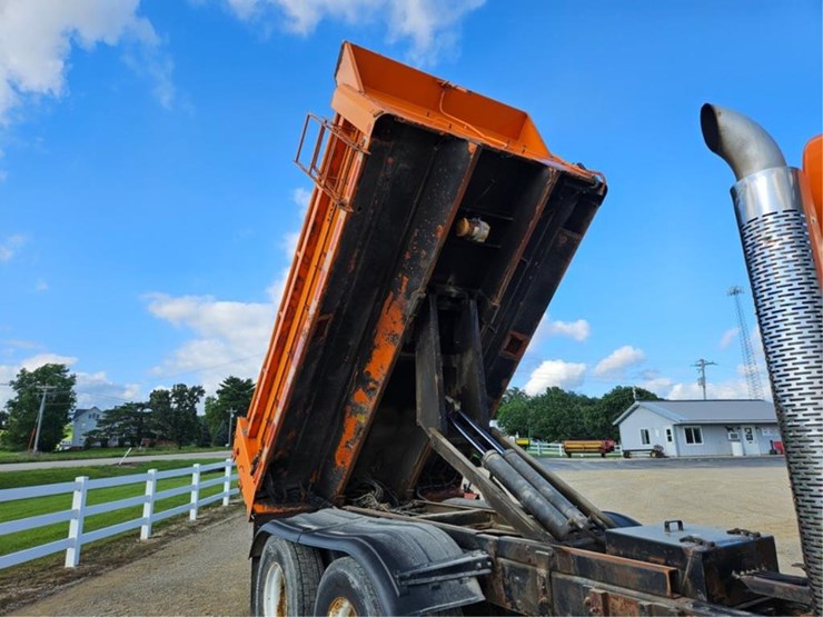 #381-•-2009-ih-7500-tandem-axle-dump-truck-image-21