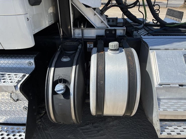 2015-kenworth-t880-image-12