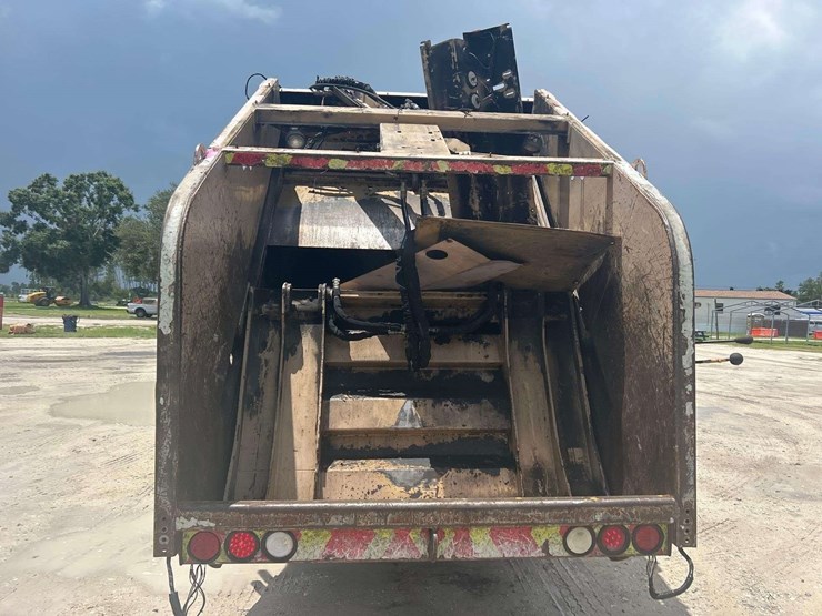 2012-crane-carrier-low-entry-t/a-rear-loader-garbage-truck-image-32