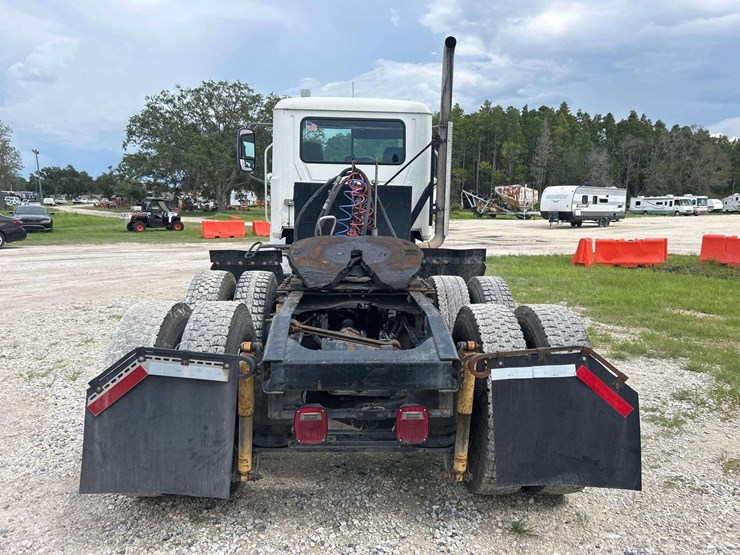2011-mack-chu613-t/a-wet-kit-day-cab-truck-tractor-image-37