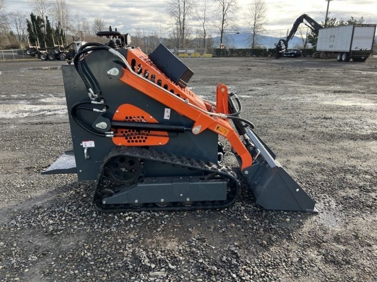 2025-agt-ysrt14-mini-compact-track-loader-image-3