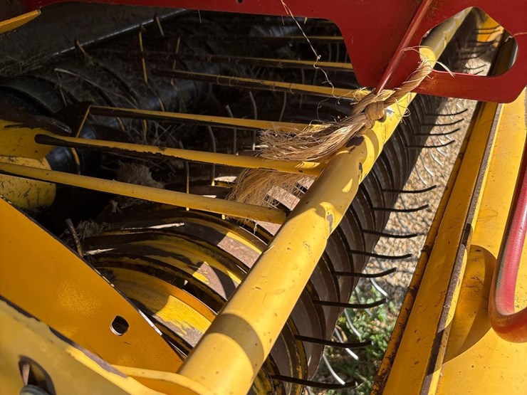 2015-new-holland-roll-belt-560-image-32