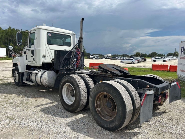 2011-mack-chu613-t/a-wet-kit-day-cab-truck-tractor-image-4