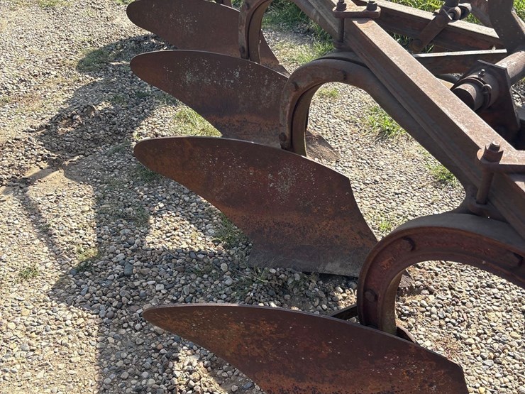 international-4-bottom-plow-image-3