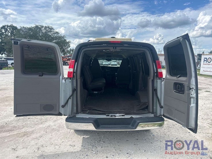 2017-chevrolet-express-lt-passenger-van-image-21