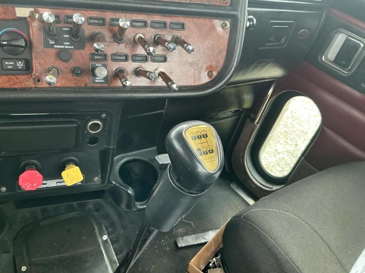 #502-•-2004-peterbilt-truck-image-43