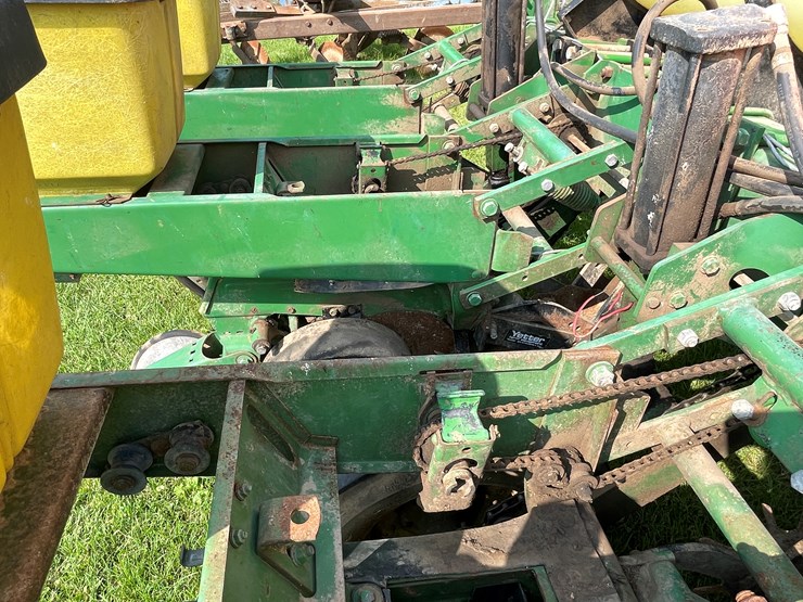 #5551-•-john-deere-p7000-planter-seeder-image-41