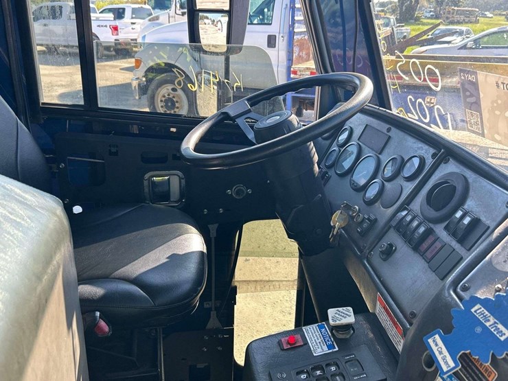 2016-crane-carrier-co.-low-entry-new-way-31asl-31yd-side-loader-garbage-truck-image-20