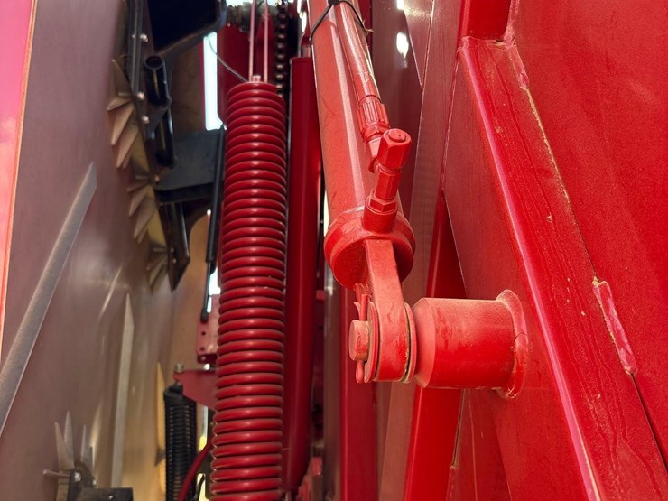 2015-new-holland-roll-belt-560-image-19