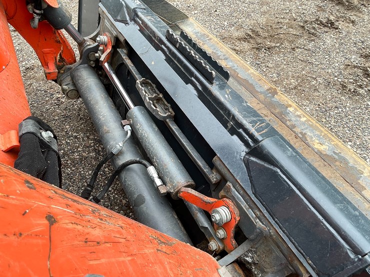 2016-kubota-ssv75-image-13