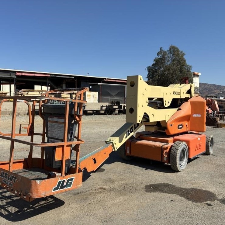 2007 JLG E400A