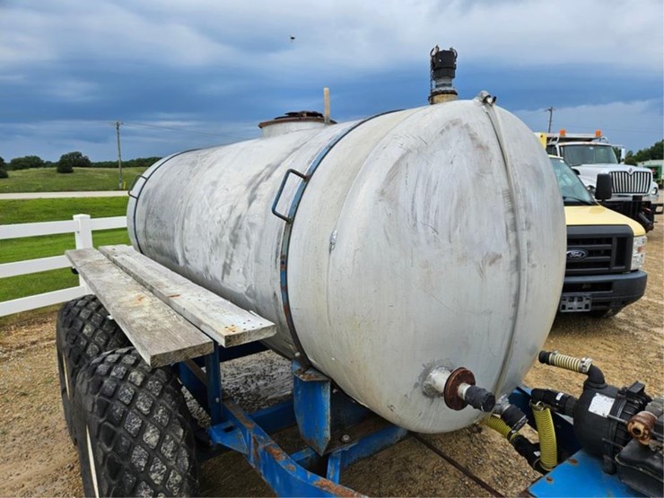 #241-•-1000-gallon-tandem-axle-water-trailer-image-13