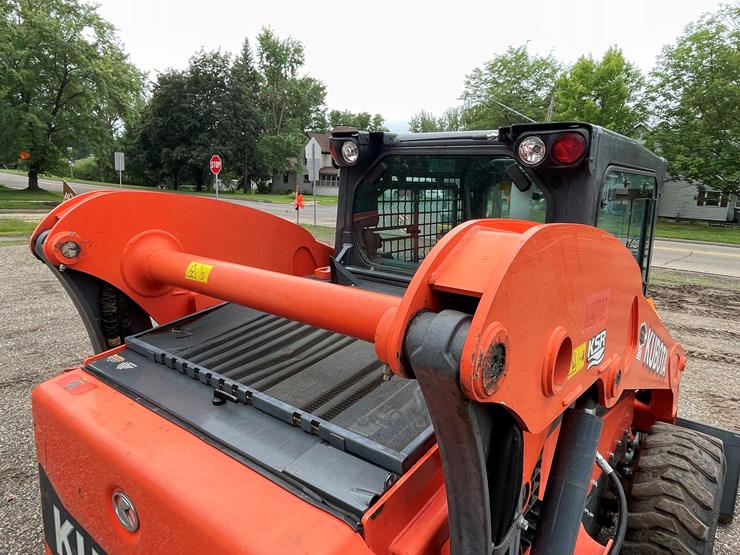 2016-kubota-ssv75-image-28