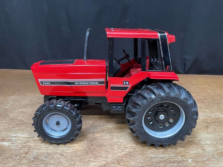 1/16-ih-5488-1984-first-edition-nib-ertl-image-3