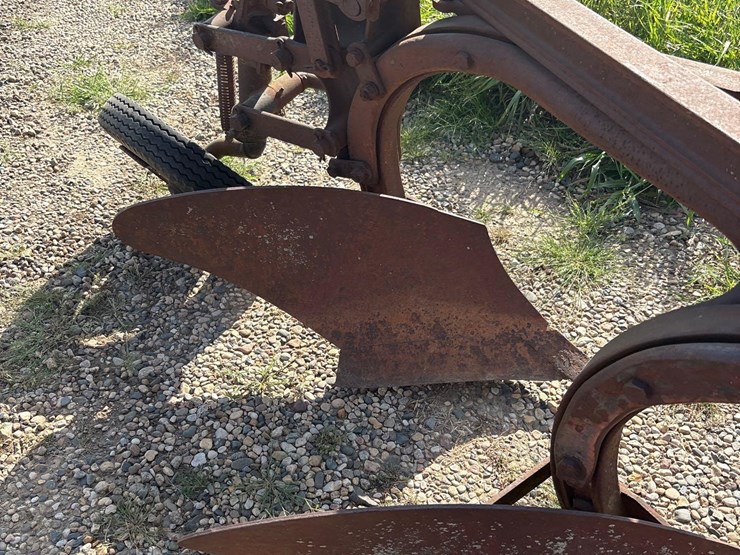 international-4-bottom-plow-image-4