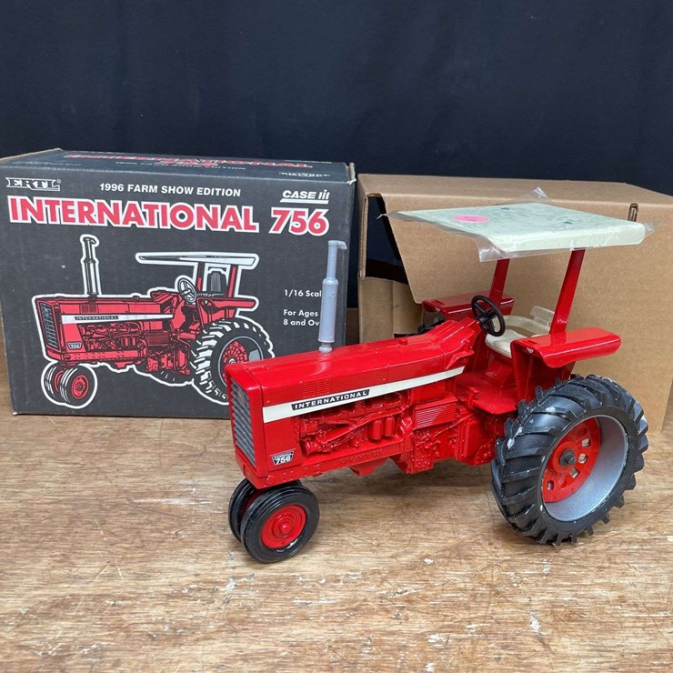 1/16 IH 756 1996 Farm Show NIB Ertl
