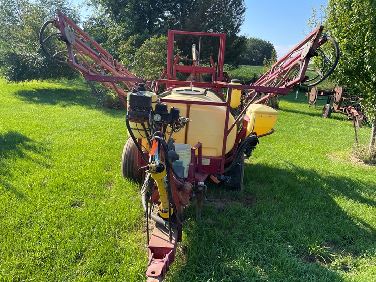 #5476-•-500-gallon-hardi-pull-behind-sprayer-image-2