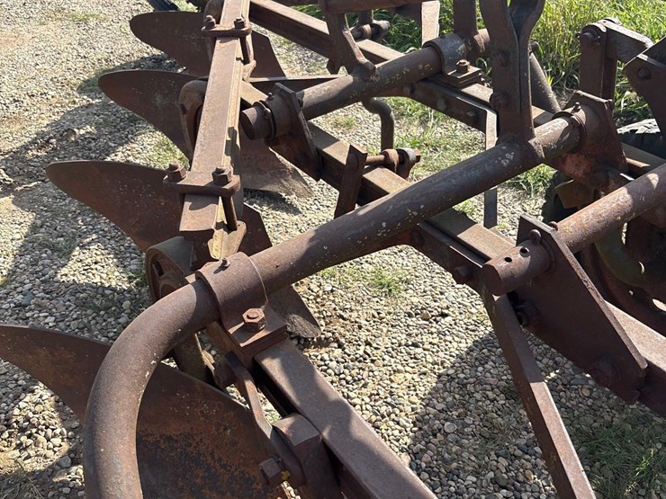 international-4-bottom-plow-image-14