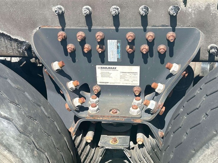 2020-peterbilt-520-image-11