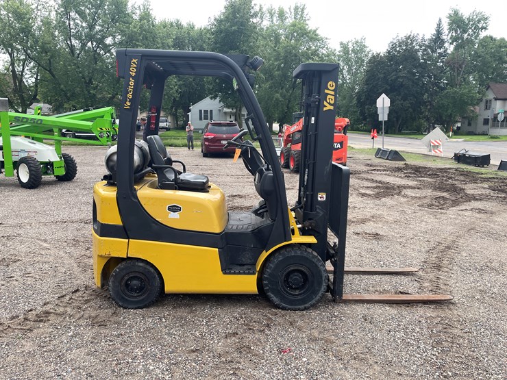 #140-•-2016-yale-glp040-lp-gas-4,000-lb-forklift-image-4