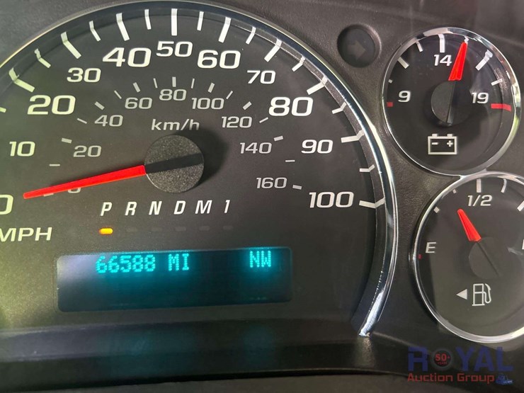 2017-chevrolet-express-lt-passenger-van-image-6