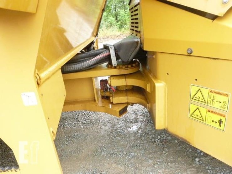 2014-caterpillar-cb64-image-15