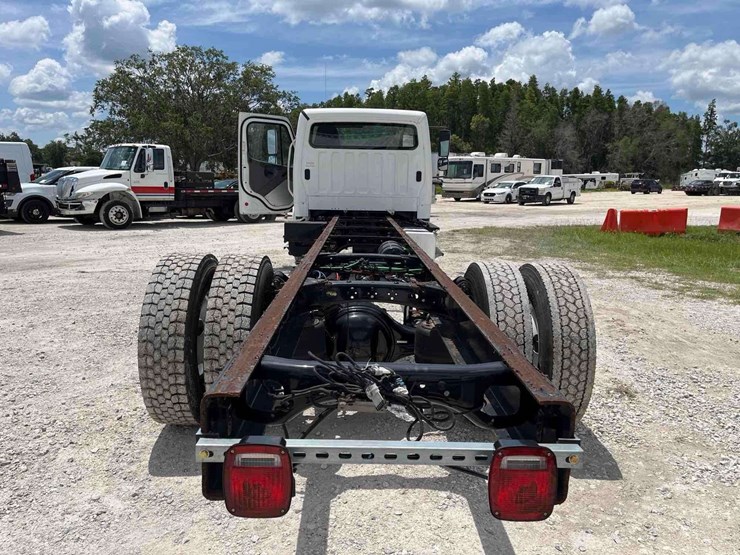 2018-freightliner-m2-106-cab-and-chassis-truck-image-28
