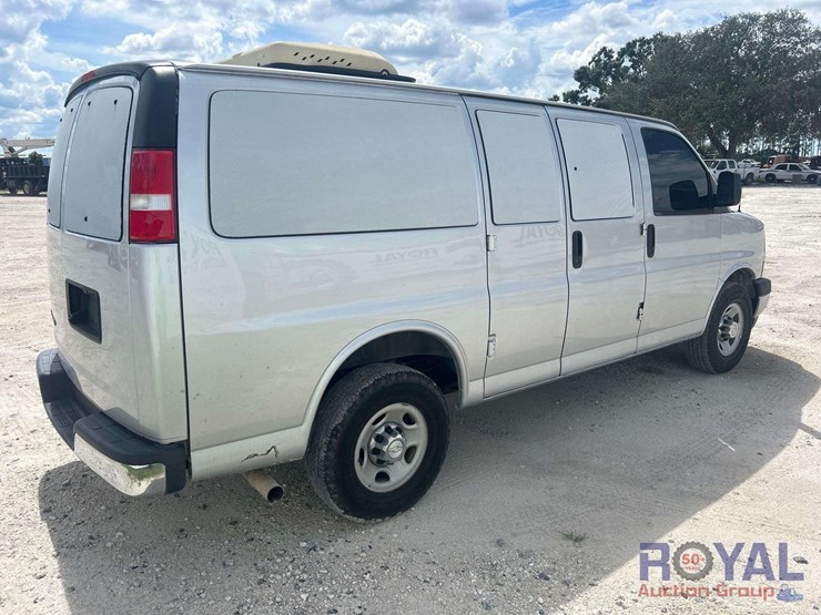 2017-chevrolet-express-lt-passenger-van-image-3