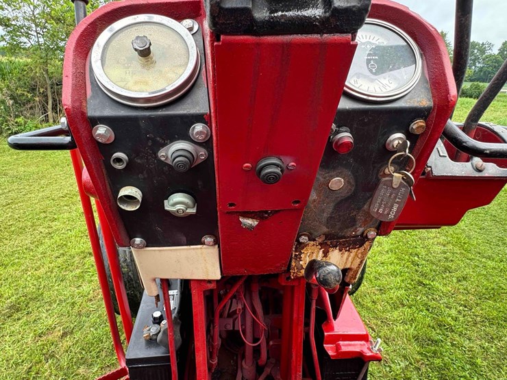 1974-ih-1568-tractor-image-27