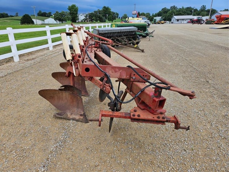 #265-•-ih-720-4-bottom-20"-semi-mount-plow-image-9