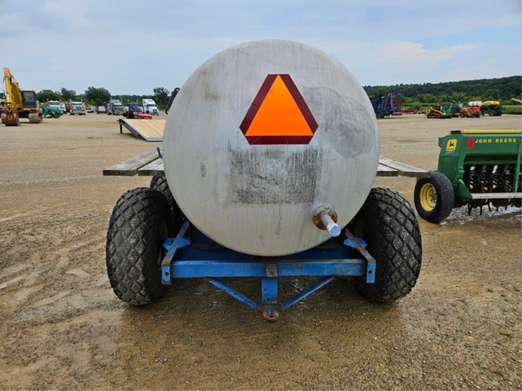 #241-•-1000-gallon-tandem-axle-water-trailer-image-4