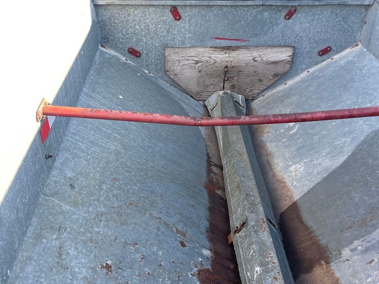 snowco-2-ton-auger-wagon-image-14