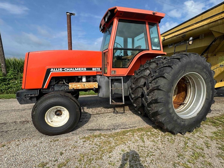 1982-allis-chalmers-8070-image-1