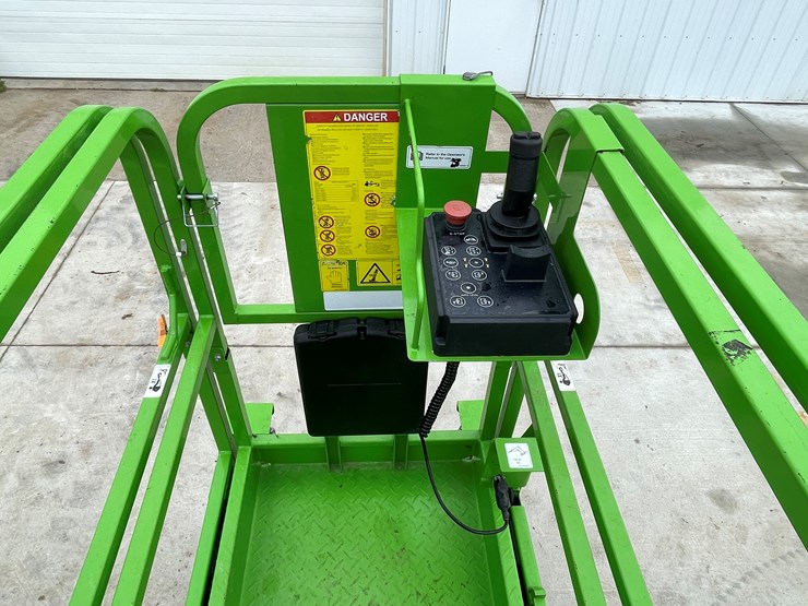 #120-•-2024-frontier-f3820tl-track-drive-scissors-lift-with-outriggers-image-28