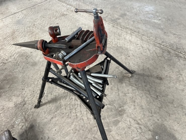 ridgid-40a-portable-tristand-yoke-vise-image-3