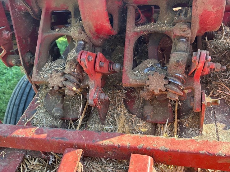 new-holland-275-image-16