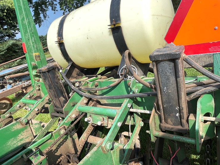 #5551-•-john-deere-p7000-planter-seeder-image-42