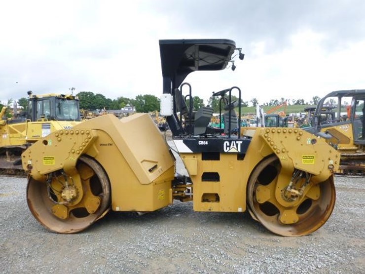 2014-caterpillar-cb64-image-3